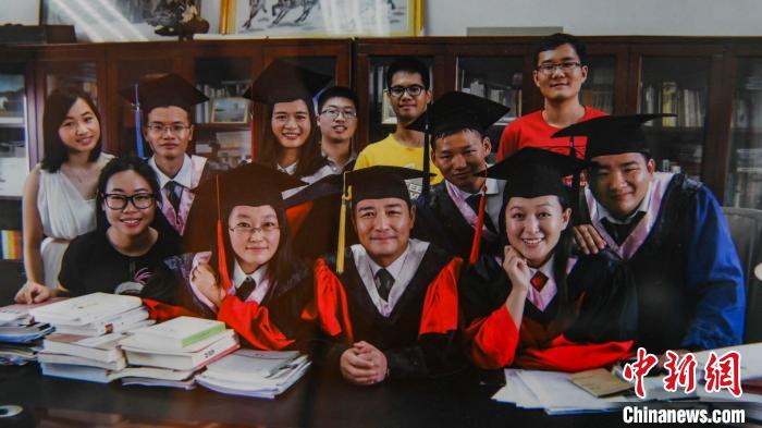 罗必良教授与学生的合影。 陈骥旻 摄 罗必良教授与学生的合影。 陈骥旻 摄